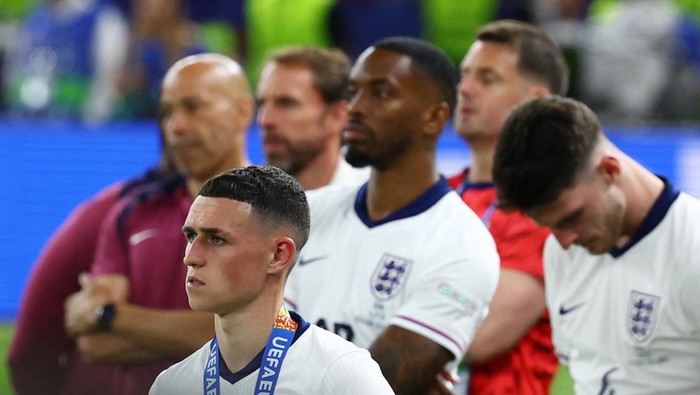 Soccer Football - Euro 2024 - Final - Spain v England - Berlin Olympiastadion, Berlin, Germany - July 14, 2024 Englands Phil Foden and players look dejected during the trophy ceremony REUTERS/Lee Smith