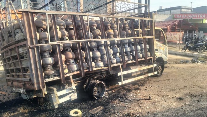 Truk yang mengangkut ratusan tabung gas 3 kg terbakar di Jalan Lintas Palembang-Betung Kilometer 30, Kecamatan Sembawa, Banyuasin. Kebakaran tersebut membuat pengendara dan warga sekitar panik.