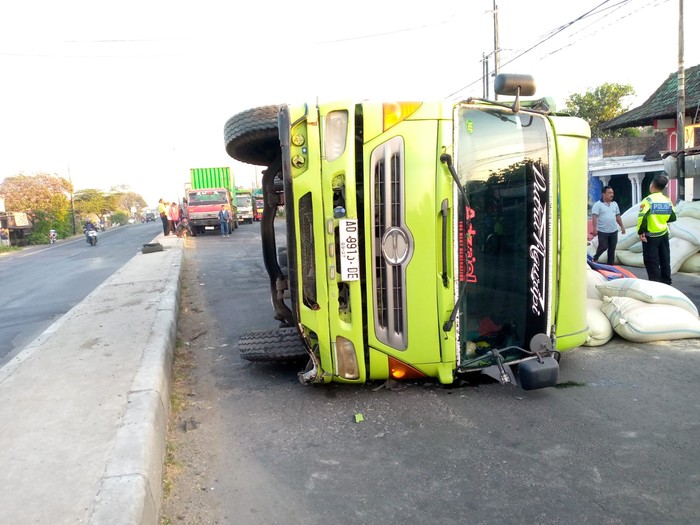 Truk terguling di Jombang