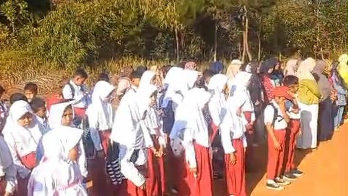 Video viral siswa SD berkegiatan di lapang sepakbola