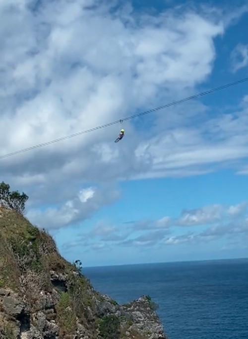 Video viral wisatawan bergelantungan karena flaying fox macet di Diamond Beach, Nusa Penida, Bali. (Tangkapan layar)