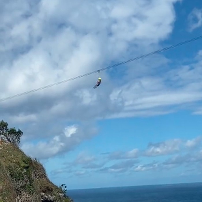 Video viral wisatawan bergelantungan karena flaying fox macet di Diamond Beach, Nusa Penida, Bali. (Tangkapan layar)