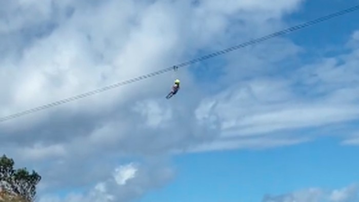 Video viral wisatawan bergelantungan karena flaying fox macet di Diamond Beach, Nusa Penida, Bali. (Tangkapan layar)