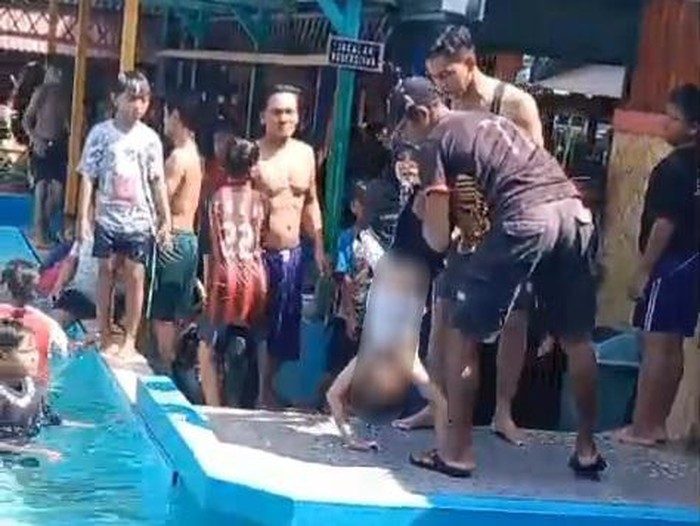 Viral aksi penyelamatan bocah tenggelam di Jombang