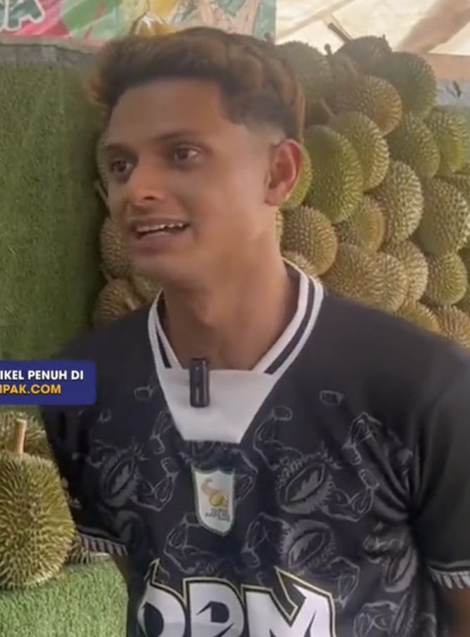 Viral Karena Jualan Durian Telanjang Dada, Penjual Ini Minta Maaf