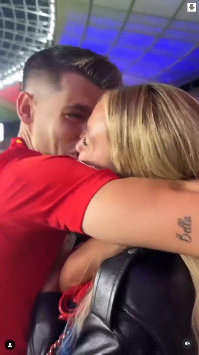 Alice Campello Morata, istri Álvaro MorataKapten Álvaro Morata langsung mencari dan memeluk istri juga anaknya sesaat setelah menang Euro 2024. Begini potret haru mereka. Foto: Instagram
