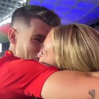 Alice Campello Morata, istri Álvaro MorataKapten Álvaro Morata langsung mencari dan memeluk istri juga anaknya sesaat setelah menang Euro 2024. Begini potret haru mereka. Foto: Instagram