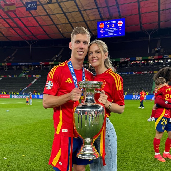 Laura Abla, pacar Dani OlmoLaura tak jarang mengunggah kemesraannya dengan Olmo. Model itu tentu berbangga saat kekasihnya itu menang Piala Euro 2024 dn memamerkannya di Instagram.Foto: Instagram