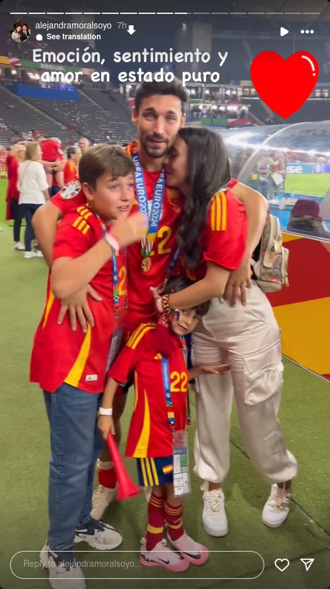 Alejandra Moral, Istri Jesus NavasMomen haru juga ditampilkan Jesus Navas dan istrinya setelah kemenangan Spanyol atas Inggris. Pasangan tersebut terlihat menangis selagi berpelukan dengan anak-anak mereka.Foto: Instagram