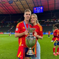 Laura Abla, pacar Dani OlmoLaura tak jarang mengunggah kemesraannya dengan Olmo. Model itu tentu berbangga saat kekasihnya itu menang Piala Euro 2024 dn memamerkannya di Instagram.Foto: Instagram
