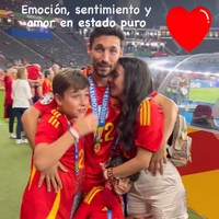 Alejandra Moral, Istri Jesus NavasMomen haru juga ditampilkan Jesus Navas dan istrinya setelah kemenangan Spanyol atas Inggris. Pasangan tersebut terlihat menangis selagi berpelukan dengan anak-anak mereka.Foto: Instagram