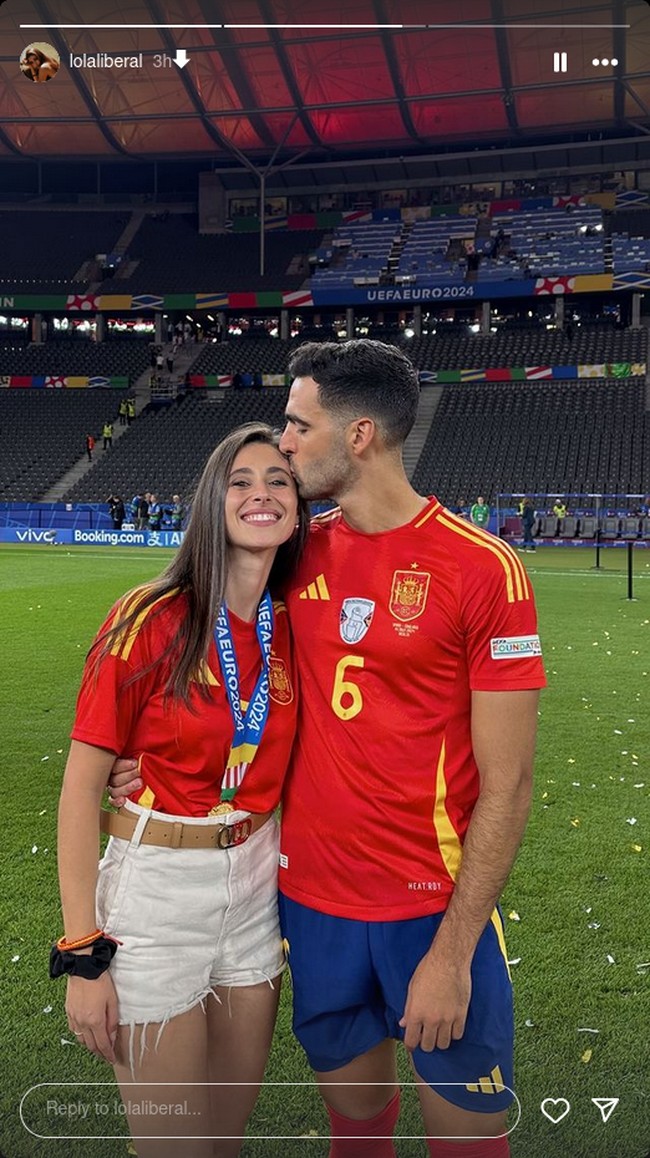 Lola Lieral, Istri Mikel MerinoPasangan pengantin baru ini juga tidak ketinggalan mengunggah momen perayaan mereka. Dalam unggahan Insta Story, Lola memperlihatkan kebanggaannya akan sang suami.Foto: Instagram