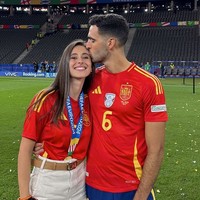 Lola Lieral, Istri Mikel MerinoPasangan pengantin baru ini juga tidak ketinggalan mengunggah momen perayaan mereka. Dalam unggahan Insta Story, Lola memperlihatkan kebanggaannya akan sang suami.Foto: Instagram