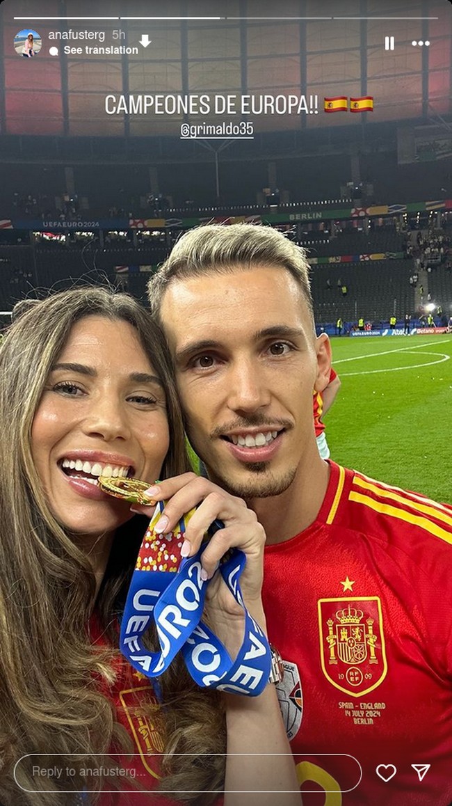 Ana Fuster Maria, istri Alejandro GrimaldoSosok istri Grimaldo jadi sorotan karena latar belakangnya yang lulus hukum dan kriminologi. Ana pun ikut merayakan kemenangan tim suami dengan anak mereka berusia dua tahun. Foto: Instagram