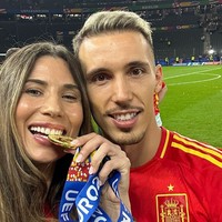 Ana Fuster Maria, istri Alejandro GrimaldoSosok istri Grimaldo jadi sorotan karena latar belakangnya yang lulus hukum dan kriminologi. Ana pun ikut merayakan kemenangan tim suami dengan anak mereka berusia dua tahun. Foto: Instagram