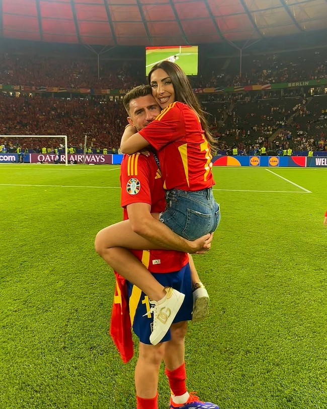 Sara Botello, istri Aymeric LaportePara WAGs Spanyol terbang ke Jerman untuk mendukung pasangan mereka dalam laga final Euro. Begini perayaan Sara ketika menyambut kemenangan Laporte setelah laga sengit.Foto: Instagram