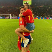 Sara Botello, istri Aymeric LaportePara WAGs Spanyol terbang ke Jerman untuk mendukung pasangan mereka dalam laga final Euro. Begini perayaan Sara ketika menyambut kemenangan Laporte setelah laga sengit.Foto: Instagram