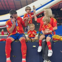 Daphne Cañizares, istri Daniel CarvajalSelain bersama istri atau pacar, para pemain juga merayakan momen bersejarah itu bersama anak-anak. Daniel Carvajal pun membawa ketiga anaknya bersama Daphne ke lapangan.Foto: Instagram