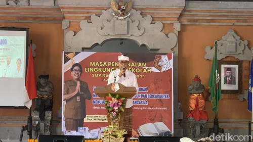 Wali Kota Denpasar I Gusti Ngurah Jaya Negara saat membuka MPLS di SMP Negeri 9 Denpasar, Senin (15/7/2024). (Rizki Setyo/detikBali)