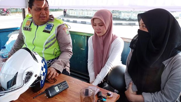 Wanita ini menangis usai diberhentikan polisi karena melawan arah di Pasar Minggu, Jakarta Selatan