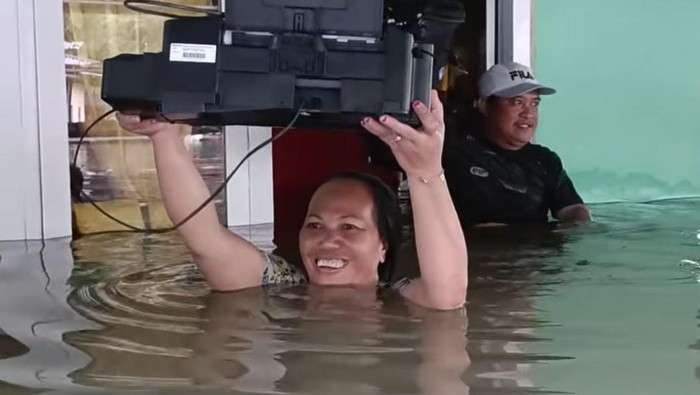 Warga terdampak banjir di Kota Gorontalo menyelematkan barang elektroniknya.