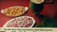 Kombinasi daging ham dengan tater, semacam makanan yang dibuat dari kentang parut dan digoreng ini juga populer. Biasanya disajikan dengan saus fondue keju. Foto: ranker.com