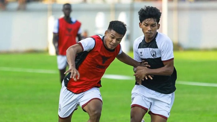 Abdul Rahman (kiri) berduel dengan Adil Nur Bangsawan pada sesi latihan PSM Makassar di Stadion Kalegowa.