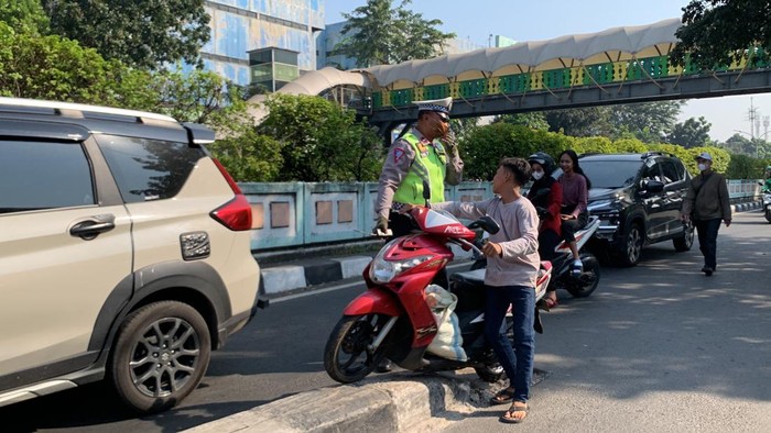 Remaja Dihukum Tilang di Jakarta Selatan, Motor Diperiksa, Polisi Beri Tumpangan Pulang