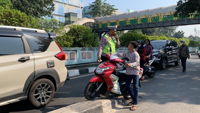 Polisi Beri Ongkos Ojek pada Remaja yang Ditilang di Jaksel