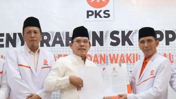 Ahmadi-Ferry saat terima SK maju Pilkada di Jambi dari PKS