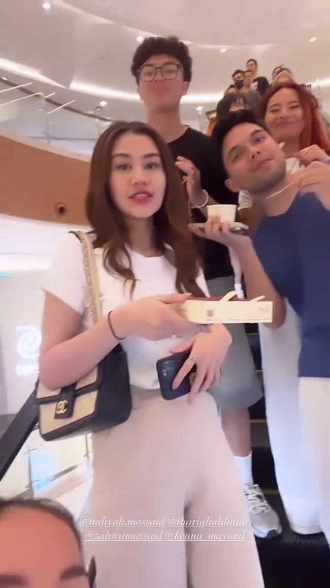 Bersama Thariq Halilintar, terlihat ketiga anak mendiang Adjie Massaid itu berjalan-jalan ke mal. Keempatnya tampak asik menikmati jajanan makanan mereka. Foto: Instagram/@keanu_massaid