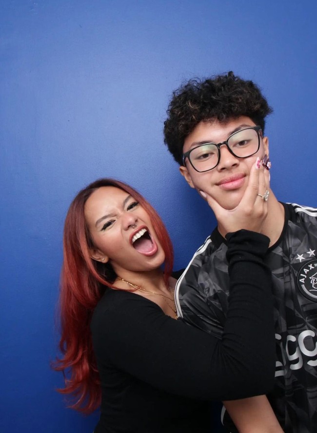 Meski keduanya memiliki ibu kandung yang berbeda, namun terlihat Zahwa dan Keanu begitu dekat. Zahwa sendiri diketahui merupakan kakak kandung Aaliyah Massaid, anak Reza Artamevia. Sementara Keanu merupakan anak dari Angelina Sondakh. Foto: Instagram/@keanu_massaid