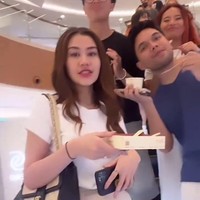 Bersama Thariq Halilintar, terlihat ketiga anak mendiang Adjie Massaid itu berjalan-jalan ke mal. Keempatnya tampak asik menikmati jajanan makanan mereka. Foto: Instagram/@keanu_massaid