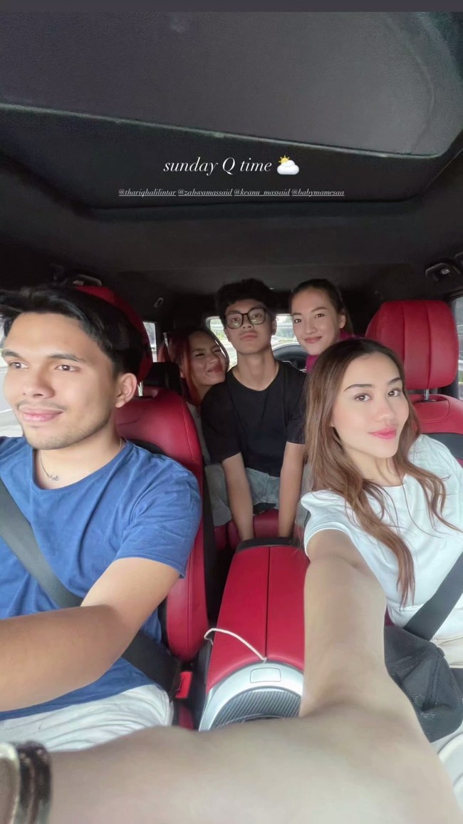 Ketiga anak Adjie Massaid, Zahwa, Aaliyah, dan Keanu, baru-baru ini membagikan kebersamaan mereka. Diketahui selama ini Zahwa jarang terlihat karena tinggal di Amerika Serikat. Kini saat kembali ke Indonesia, Zaahwa pun memilih menghabiskan waktunya bersama Aaliyah dan Keanu Massaid. Foto: Instagram/@keanu_massaid