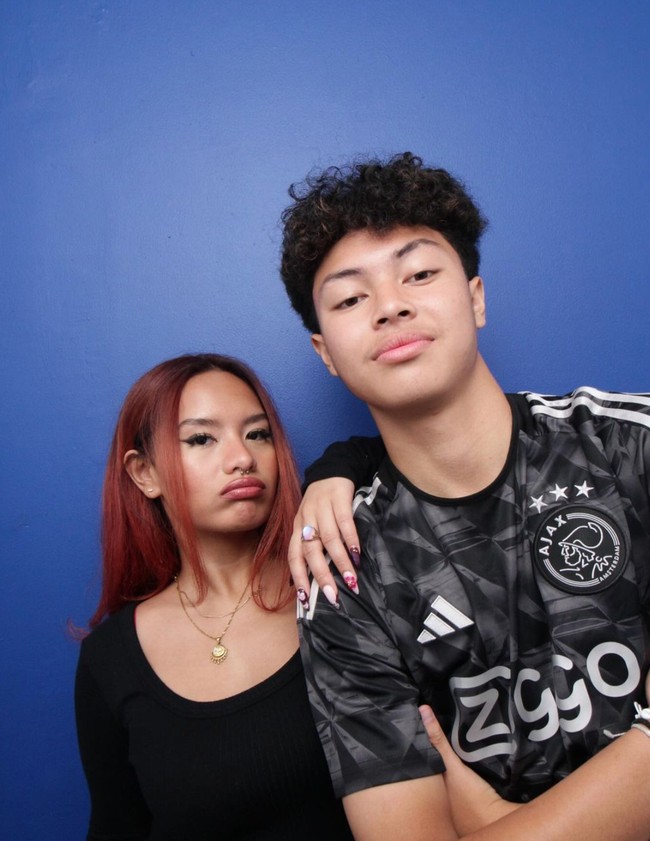 Melalui akun Instagram pribadinya Keanu juga membagikan potret saat dirinya dan Zahwa melakukan photobox bareng. Keduanya tampak kompak mengenakan busana berwarna hitam. Foto: Instagram/@keanu_massaid