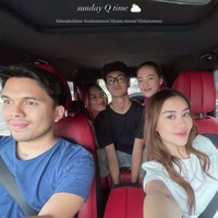 Ketiga anak Adjie Massaid, Zahwa, Aaliyah, dan Keanu, baru-baru ini membagikan kebersamaan mereka. Diketahui selama ini Zahwa jarang terlihat karena tinggal di Amerika Serikat. Kini saat kembali ke Indonesia, Zaahwa pun memilih menghabiskan waktunya bersama Aaliyah dan Keanu Massaid. Foto: Instagram/@keanu_massaid