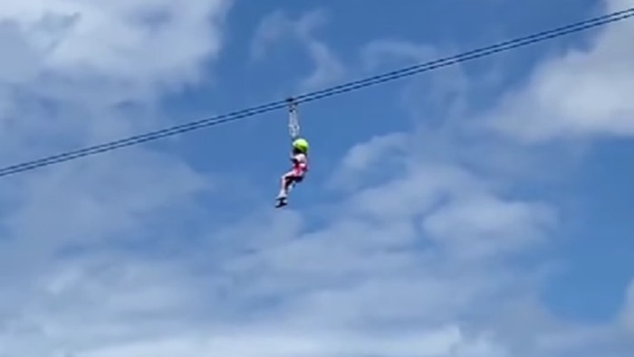 Anak kecil tersendat di flying fox Nusa Penida.