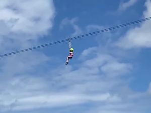 Ngeri, Anak Kecil Tersendat di Atas Flying Fox Nusa Penida