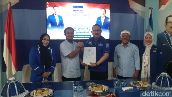 Andi Sudirman Sulaiman mengembalikan formulir penjaringan cagub Sulsel di Demokrat Sulsel.