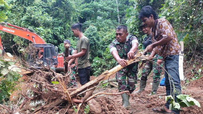Anggota TNI memperbaiki jalan rusak menuju makam Cut Meutia dan Teuku Umar. (Dok Pangdam IM)