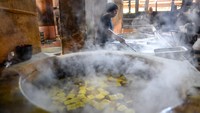 Akibatnya, perajin tahu mengurangi produksi tahu sebanyak 50 persen atau hanya memproduksi dua kuintal tahu per hari dibandingkan sebelum kenaikan harga kedelai yang mencapai empat kuintal tahu per hari.   