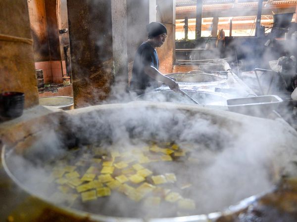 Perajin Tahu di Sumedang Kurangi Produksi Gara-gara Kedelai Mahal