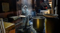 Menurut perajin tahu di Sentra Tahu Giriharja, Kabupaten Sumedang, kenaikan kedelai impor sudah terjadi pada awal Juli 2024.