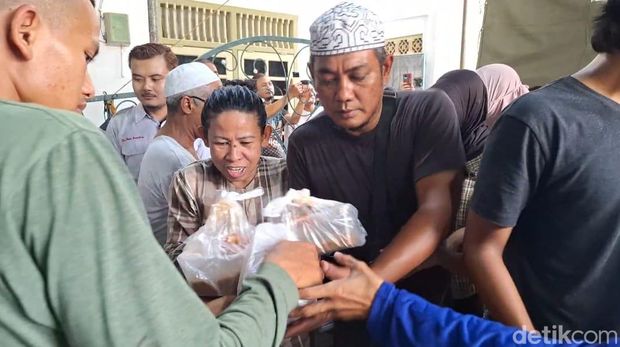 Antusiasme warga mengantri dapat bubur Asyuro.