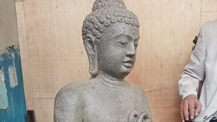 Arca Buddha Darma Cakra Mudra yang ditemukan di Sungai Musi