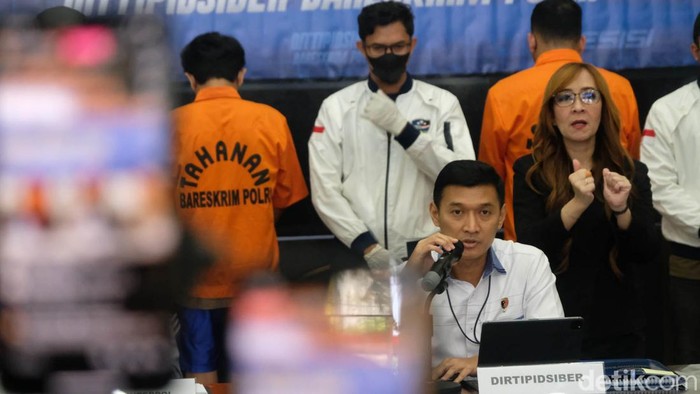 Bareskrim Bongkar Kasus Scam Internasional, Kerugian Rp 1,5 T Bareskrim Polri membongkar kasus scam online jaringan internasional. Jaringan penipuan daring ini telah beraksi di total empat negara.