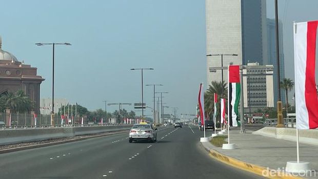 Bendera Merah Putih terpasang berselang-seling dengan Bendera UEA di tepian jalan (Eva/detikcom)
