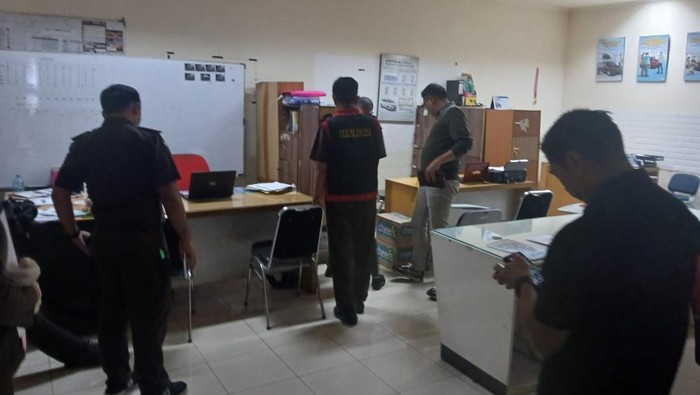 Dealer Suzuki UMC di Surabaya digeledah Kejari Surabaya buntut kasus dugaan korupsi mobil siaga desa Bojonegoro
