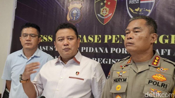 Direktur Reskrimsus Polda Riau Kombes Nasriadi (baju putih). (Raja Adil Siregar/detikSumut)