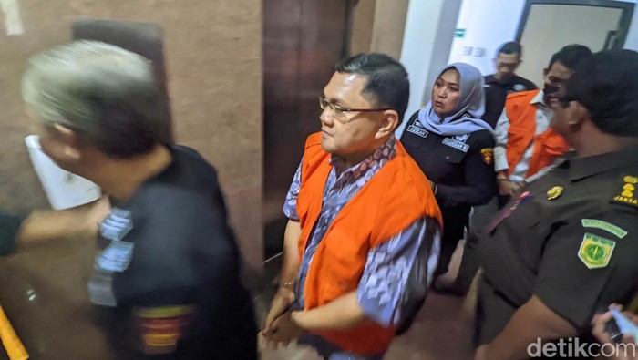 Dua dari empat tersangka kasus kredit fiktif rugikan negara Rp 103,8 M digelandang tim Kejati Jateng, Selasa (16/7/2024).